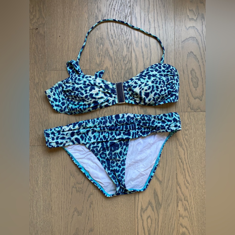 Beautiful strapless bathing suit with adjustable and removable straps